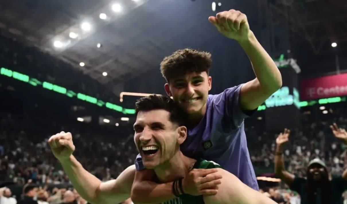 Ο Ντίνος Μήτογλου πανηγύρισε αγκαλιά με τον Παύλο Γιαννακόπουλο τη νίκη του Παναθηναϊκού επί του Ολυμπιακού