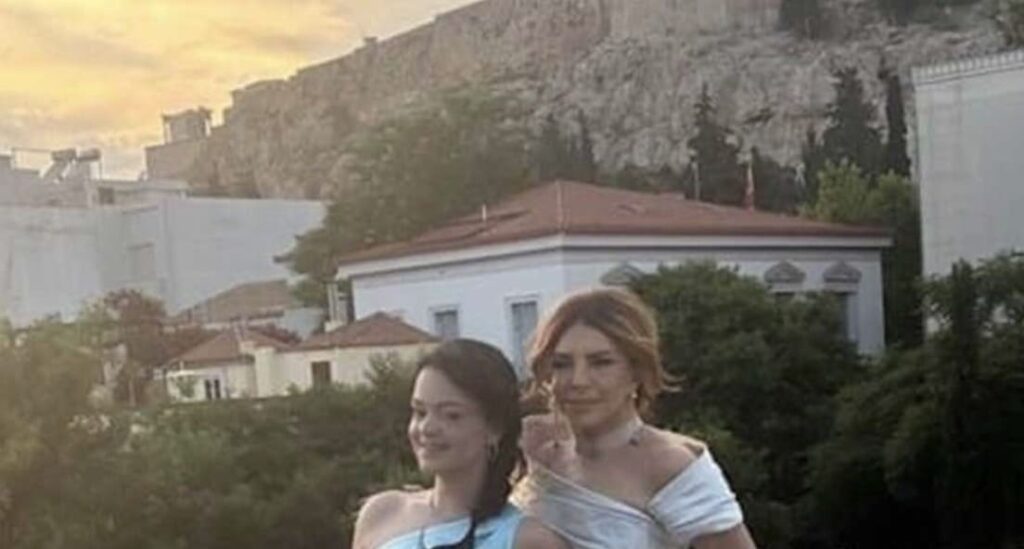 Μιμή Ντενίση: Κούκλες μάνα και κόρη – Με τουαλέτα η Μαριτίνα λίγο πριν ντυθεί νύφη