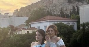 Μιμή Ντενίση: Κούκλες μάνα και κόρη – Με τουαλέτα η Μαριτίνα λίγο πριν ντυθεί νύφη