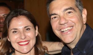 Όλοι γύρισαν να κοιτάξουν την εντυπωσιακή Μπέττυ Μπαζιάνα στο πλευρό του Τσίπρα στο στο Ηρώδειο