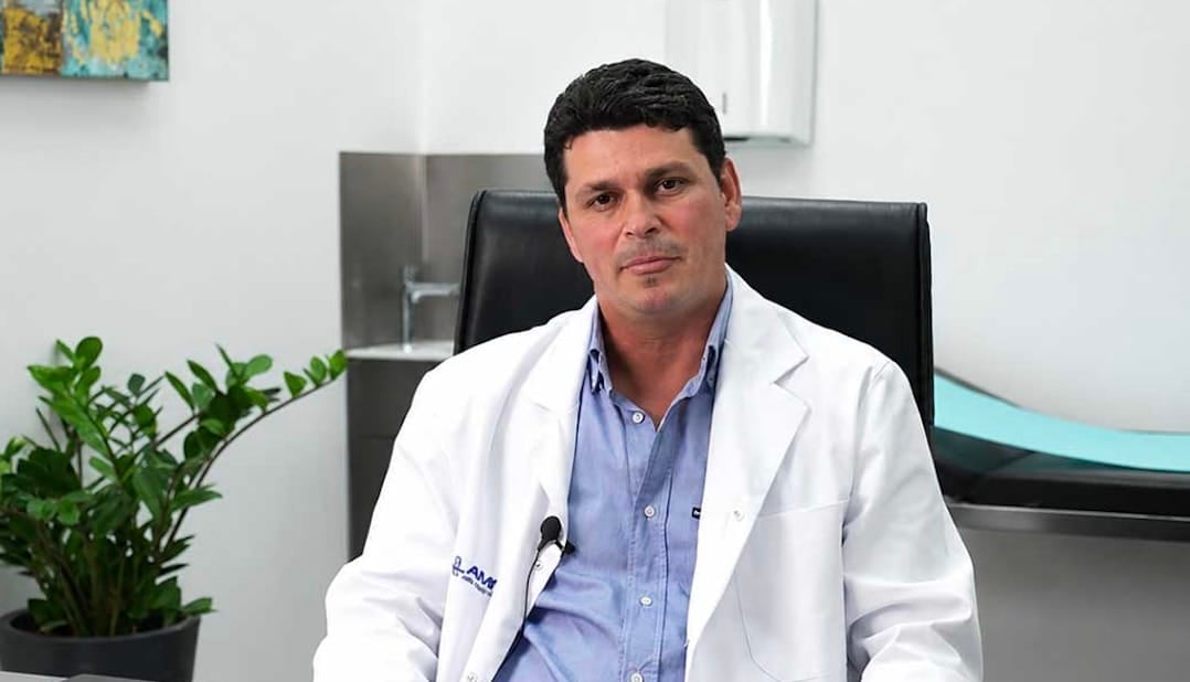Ο «γιατρός των φτωχών»: Ο Ευρυβιάδης Μπαϊραμίδης δίνει δικαίωμα στην ελπίδα σε ασθενείς που δεν αντέχουν το κόστος των ιδιωτικών κλινικών