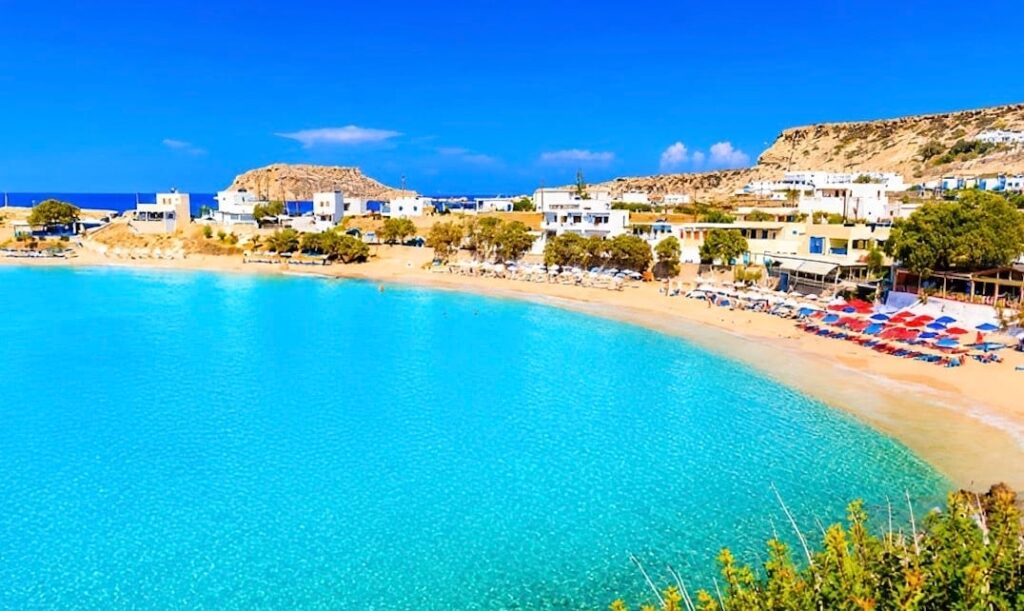 3 παραλίες σε απόσταση 5 λεπτών: Στο ψαροχώρι με τα ζεστά νερά και τις τιμές του 1998, το αμάξι είναι περιττό