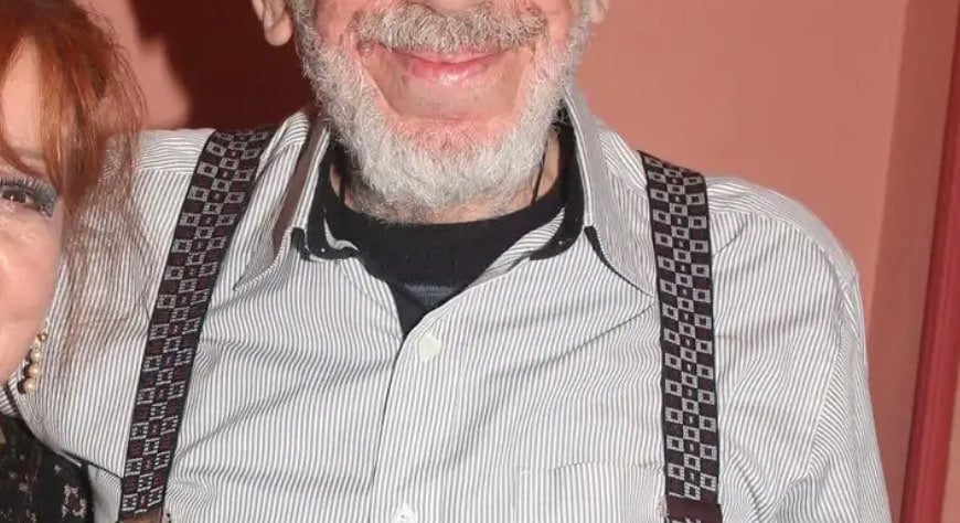 ΠΕΘΑΝΕ ΑΓΑΠΗΜΕΝΟΣ ΕΛΛΗΝΑΣ ΗΘΟΠΟΙΟΣ