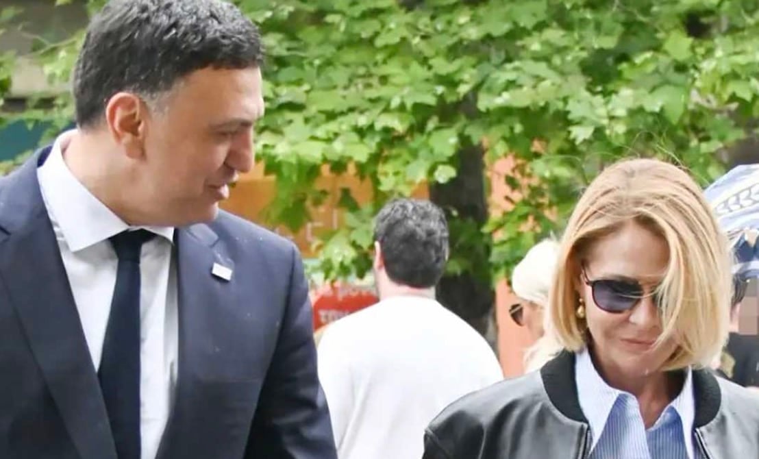 Tην κοιτάει και «λιώνει» από αγάπη: Xεράκι-χεράκι στο κέντρο της Αθήνας η Τζένη Μπαλατσινού και ο Βασίλης Κικίλιας