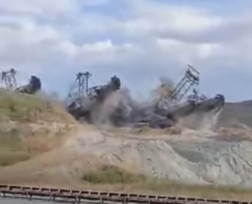 Τέλος εποχής στα ορυχεία λιγνίτη της ΔΕΗ στη Μαυροπηγή Κοζάνης: Κατέστρεψαν με έκρηξη παλιούς καδοφόρους εκσκαφείς
