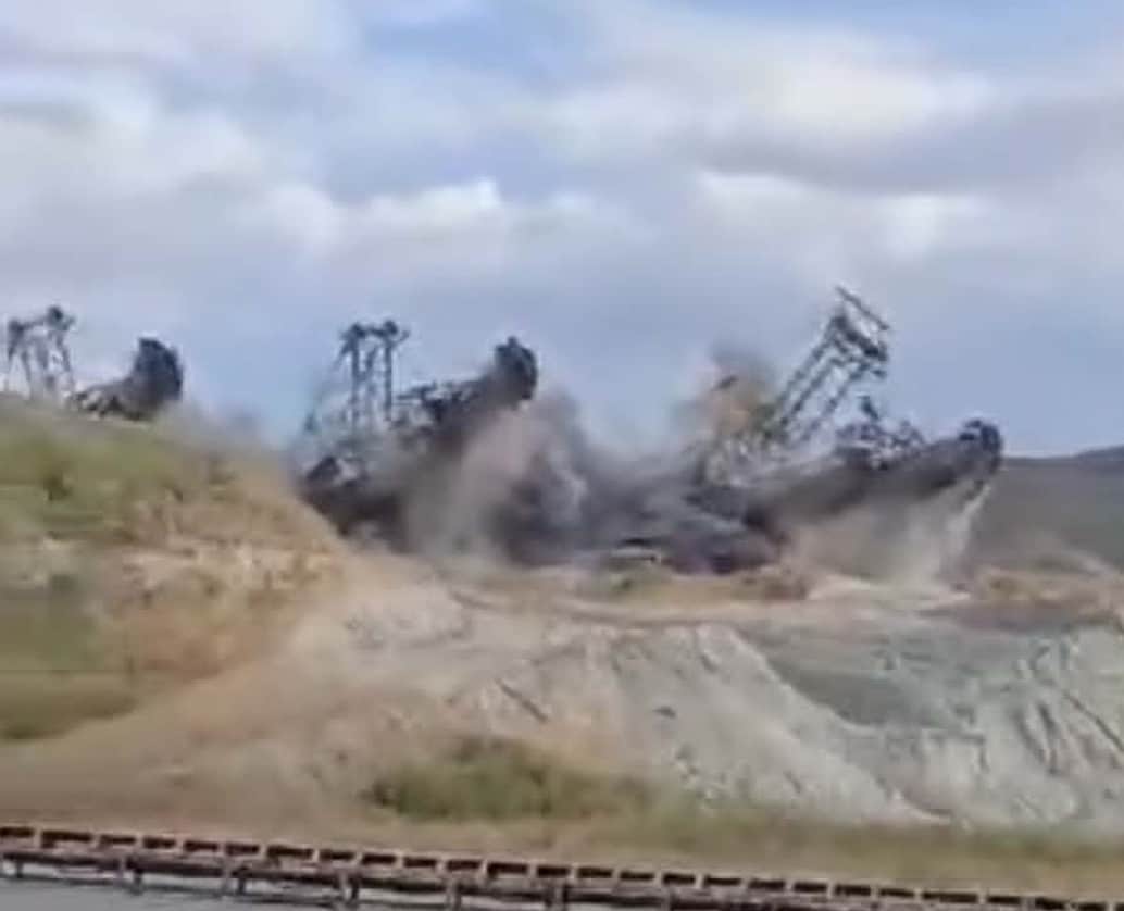 Τέλος εποχής στα ορυχεία λιγνίτη της ΔΕΗ στη Μαυροπηγή Κοζάνης: Κατέστρεψαν με έκρηξη παλιούς καδοφόρους εκσκαφείς