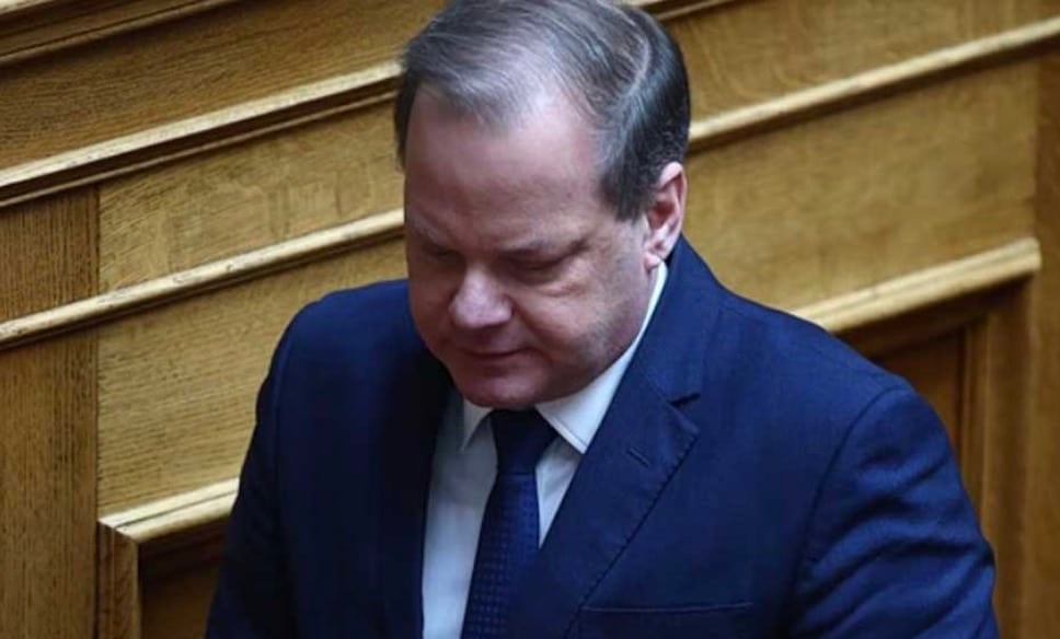 Κατηγορούμενος στη δίκη για τα Τέμπη στρέφεται κατά Καραμανλή – «Είχε εγκληματική γνώση για έλλειψη τηλεδιοίκησης»