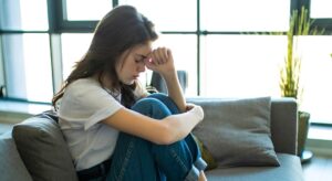 Ποια βιταμίνη παίρνουμε όταν έχουμε κατάθλιψη; Η έλλειψή της συνδέεται με κούραση, πεσμένη διάθεση και προβλήματα μνήμης