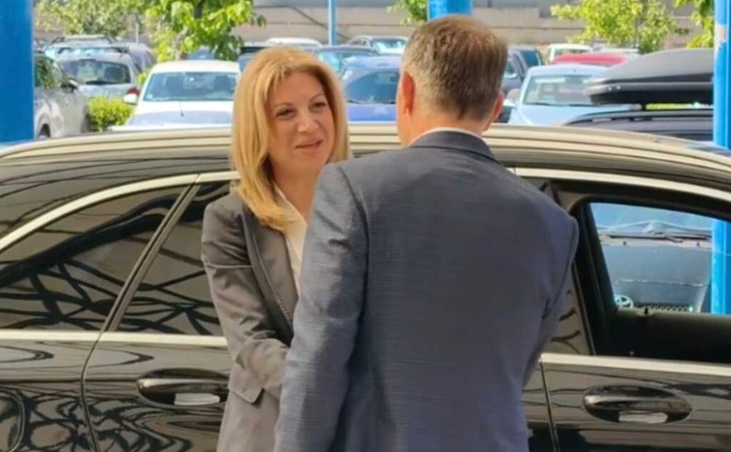 Ο Θανάσης Αυγερινός αποκάλυψε σε ποιον ανήκει το θηριώδες μαύρο τζιπ με το οποίο μετακινείται η Καρυστιανού