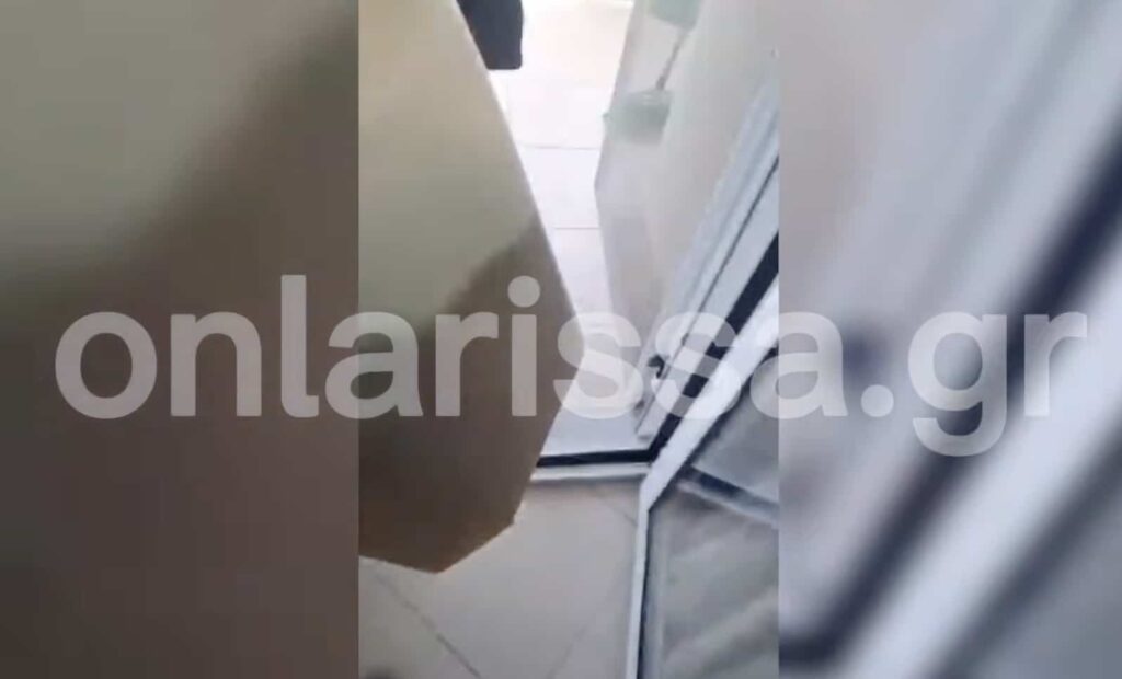 Απίστευτο βίντεο στη Λάρισα με τσεκούρι και δοχείο με εύφλεκτο υγρό – Όμηρος η πρώην σύζυγός του ενώ έκανε ζωντανή μετάδοση 
