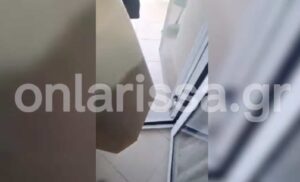 Απίστευτο βίντεο στη Λάρισα με τσεκούρι και δοχείο με εύφλεκτο υγρό – Όμηρος η πρώην σύζυγός του ενώ έκανε ζωντανή μετάδοση 