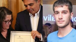 Συγκλονιστικές στιγμές: Η μητέρα του Βαγγέλη Γιακουμάκη παρέλαβε το πτυχίο του, 11 χρόνια μετά τον θάνατό του