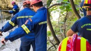 Μάχη για τη ζωή της δίνει 50χρονη – Αποκολλήθηκε βράχος και έπεσε στο κεφάλι της