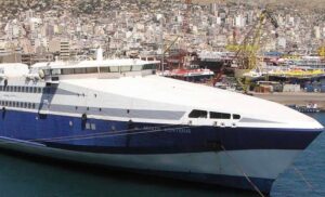 Μόλις έπιανε τους 40 κόμβους σήκωνε πελώρια κύματα: Η άδοξη πτώση του πιο γρήγορου ελληνικού πλοίου που χρεοκόπησε μια ολόκληρη εταιρεία