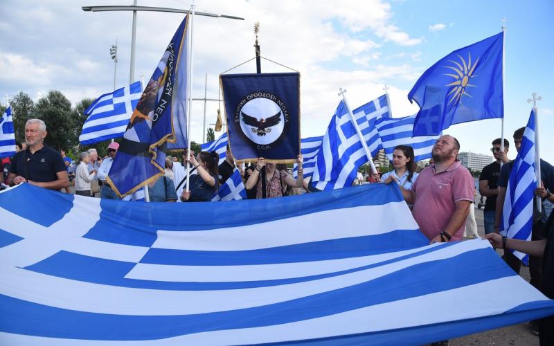Έκανε πορεία με ελληνικές σημαίες και χριστιανικές εικόνες την ίδια ώρα που γινόταν το Pride    