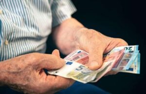 Συντάξεις: Αυξήσεις σε ειδικές κατηγορίες δημοσίων υπαλλήλων & στρατιωτικών