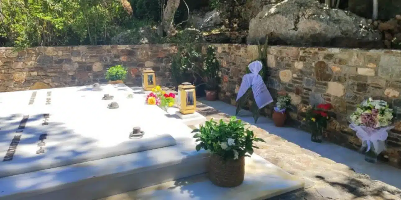 Κυριάκος Μητσοτάκης: Στο κοιμητήριο του Αργουλιδέ για το μνημόσυνο του πατέρα του, Κωνσταντίνου - Τελέστηκε σε στενό κύκλο