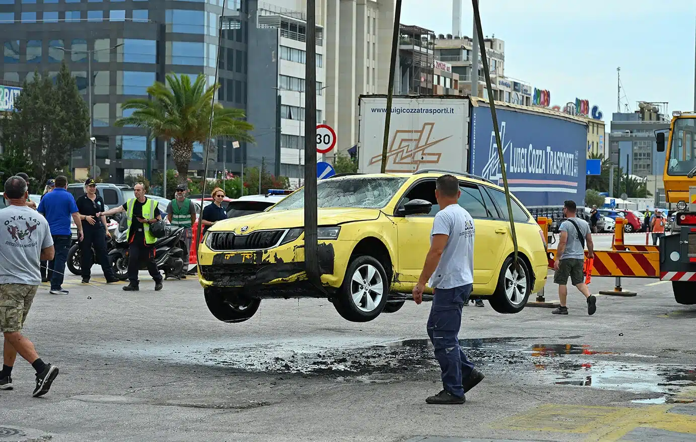 Συγκλονιστικές μαρτυρίες για την πτώση του ταξί στο λιμάνι του Πειραιά: Ο οδηγός έβαλε τη ζώνη, ανέπτυξε ταχύτητα και κατέληξε στη θάλασσα