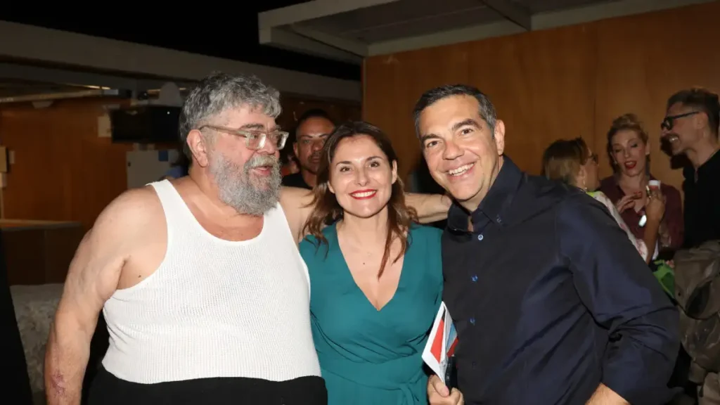 Ο Αλέξης Τσίπρας και η Μπέττυ Μπαζιάνα στην παράσταση του Σταμάτη Κραουνάκη στο Ηρώδειο