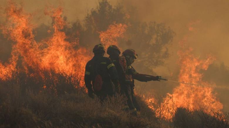 Δραματικές ώρες για τη χώρα μας: Μπαράζ μηνυμάτων από το 112 – Κάηκαν σπίτια, τιτάνια η μάχη με τις φλόγες