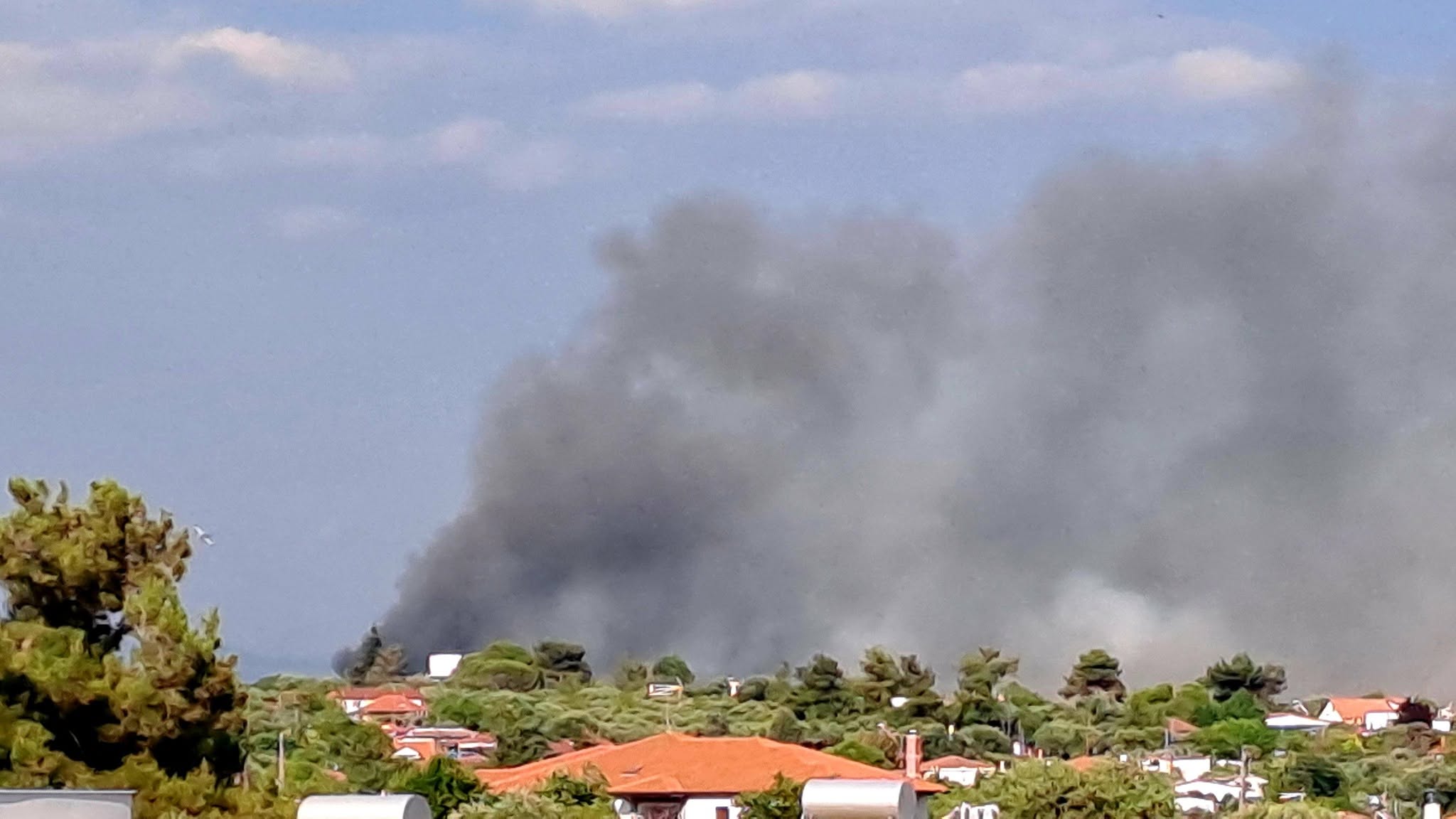 ΤΩΡΑ: Εκκενώνουν σπίτια – Δίπλα σε μονοκατοικίες η φωτιά (ΦΩΤΟ)
