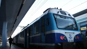 Φωτιά σε βαγόνι τρένου που ακινητοποιήθηκε στη Λάρισα, πολύωρη ταλαιπωρία για τους επιβάτες
