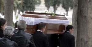 Θρήνος χωρίς τέλος: Διπλή τραγωδία σε κηδεία – Ο πατέρας άφησε την τελευταία του πνοή την ώρα που κουβαλούσε το φέρετρο του γιου του