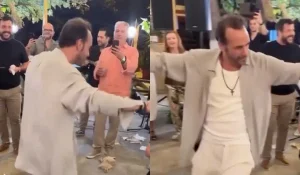 Όλοι μιλάνε για τον Πάνο ΜουζουΌλοι μιλάνε για τον Πάνο Μουζουράκη – Χόρεψε λεβέντικο ζεϊμπέκικο στο γλέντι της βάφτισης του γιου του Πέτρου Κουσουλού και καταχειροκροτήθηκεράκη – Χόρεψε λεβέντικο ζεϊμπέκικο στο γλέντι της βάφτισης του γιου του Πέτρου Κουσουλού και καταχειροκροτήθηκε