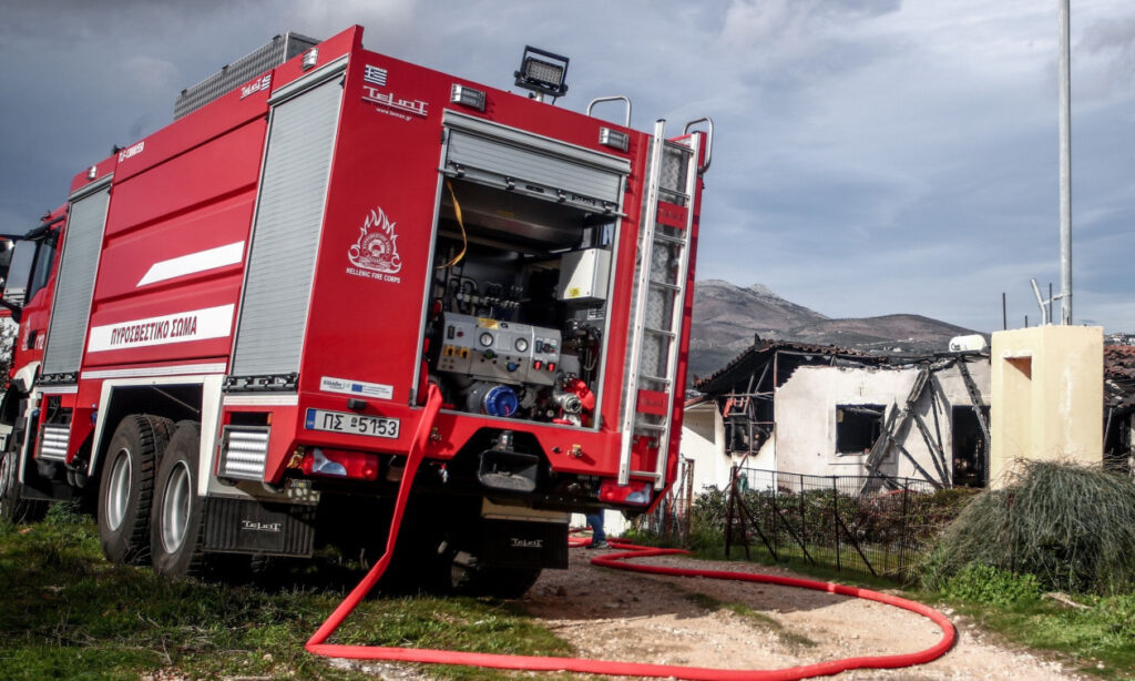 ΦΩΤΙΑ ΤΩΡΑ: ΚΑΙΓΕΤΑΙ ΠΑΣΙΓΝΩΣΤΟ ΝΗΣΙ ΤΗΣ ΕΛΛΑΔΑΣ, ΓΕΜΑΤΟ ΤΟΥΡΙΣΤΕΣ – ΕΠΙΧΕΙΡΟΥΝ ΔΥΟ ΑΕΡΟΣΚΑΦΗ ΚΑΙ ΕΝΑ ΕΛΙΚΟΠΤΕΡΟ
