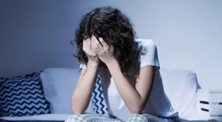 Τι σημαίνει όταν ξυπνάτε μέσα στη νύχτα και πώς να κοιμάστε καλύτερα