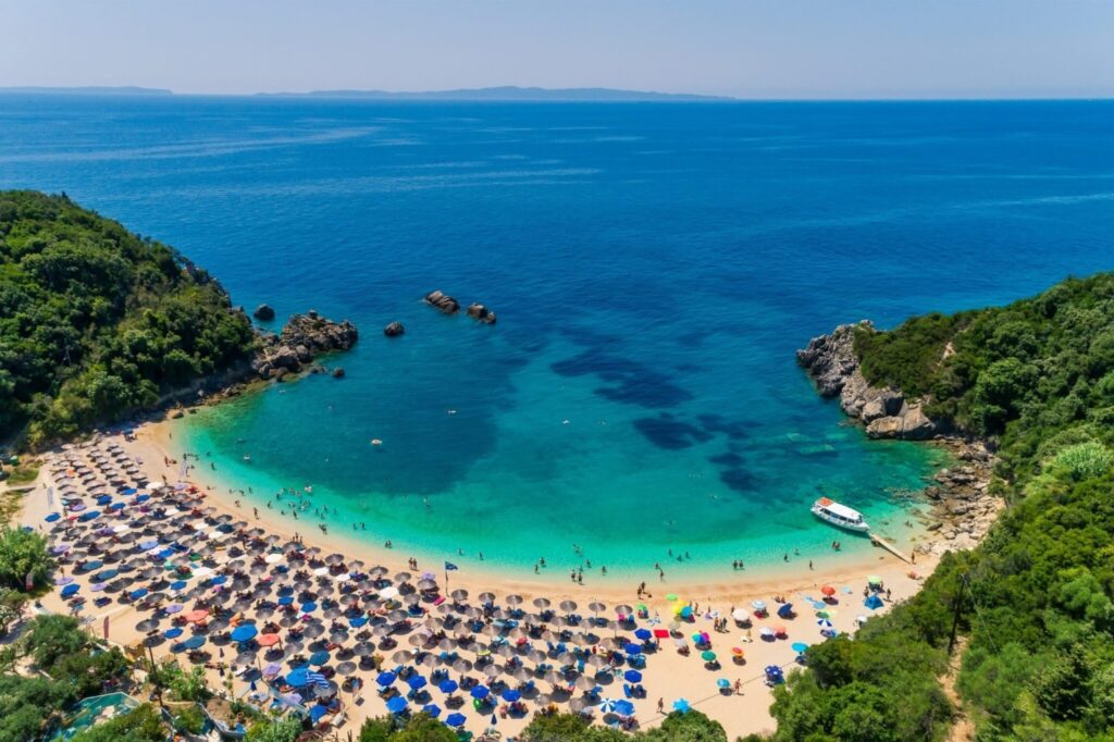 Η Μύκονος της Πελοποννήσου: Φθηνές τιμές, θάλασσες-λάδι, πας με 40 εupώ βενζίνη & κάνεις τις διακοπές της ζωής σου