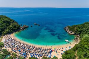 Η Μύκονος της Πελοποννήσου: Φθηνές τιμές, θάλασσες-λάδι, πας με 40 εupώ βενζίνη & κάνεις τις διακοπές της ζωής σου