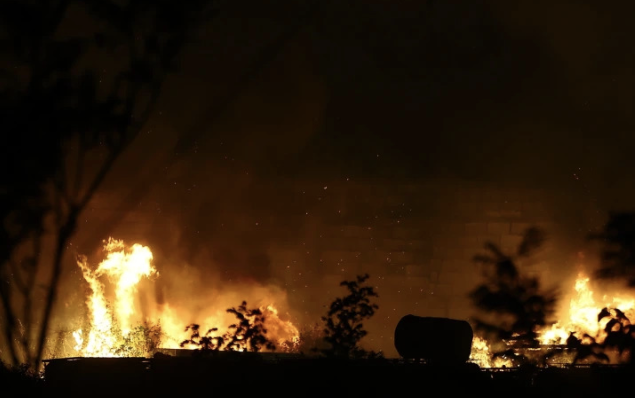 «Κλειστείτε σπίτια σας και μην ανοίγετε πόρτες και παράθυρα»: Σοκ με την τεράστια φωτιά στην Θεσσαλονίκη, κάηκαν σπίτια και εργοστάσια, χτυπάει ασταμάτητα 112