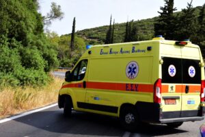 ΤΡΟΧΑΙΟ ΜΕ ΜΕΤΩΠΙΚΗ ΣΥΓΚΡΟΥΣΗ ΣΤΗΝ ΕΛΛΑΔΑ – ΔΥΣΤΥΧΩΣ ΕΧΟΥΜΕ ΠΕΝΤΕ ΤΡΑΥΜΑΤΙΕΣ, ΣΟΚ ΑΝΑΜΕΣΑ ΤΟΥΣ ΚΑΙ ΤΡΙΑ ΠΑΙΔΙΑ
