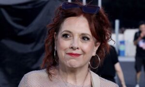 Ούτε πλαστικές, ούτε φίλτρα, ούτε ενέσιμα: Η Ελένη Ράντου ποζάρει στα 62 με κόκκινο μπικίνι, σε πισίνα και εντελώς άβαφη και αποδεικνύει ότι βάζει κάτω μέχρι και… 30άρες