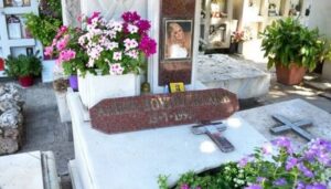 Ιεροσυλία! Άνοιξαν τον τάφο της Βουγιουκλάκη 30 χρόνια μετά τον θάνατο της-Σοκαριστική εικόνα