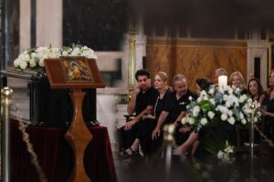 Κοντού: Σε κλίμα οδύνης η κηδεία της – Απαρηγόρητοι ο ανιψιός και οι φίλοι της , δεν άντεξαν να ανοίξουν το φέρετρο