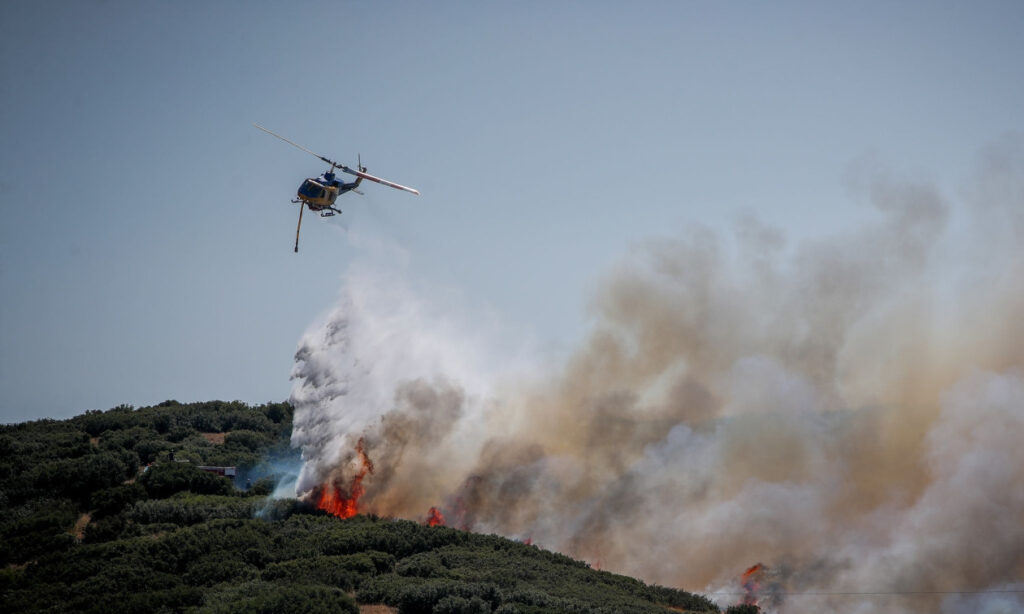 ΕΚΤΑΚΤΟ – Μεγαλη Φωτιά στο χωριό – Στη μάχη τρία εναέρια μέσα