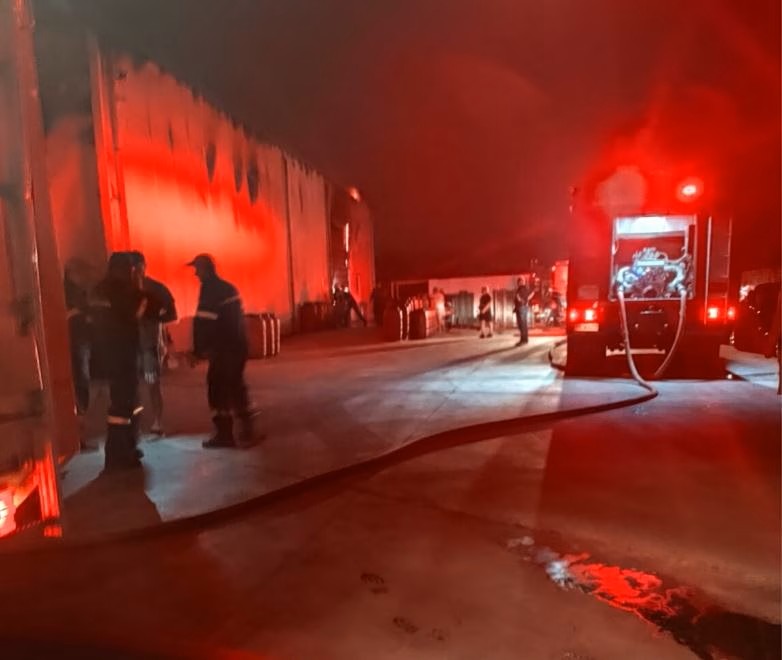 ΤΩΡΑ: ΤΕΡΑΣΤΙΑ ΦΩΤΙΑ ΚΑΙ ΣΥΝΕΧΟΜΕΝΕΣ ΕΚΡΗΞΕΙΣ ΣΕ ΕΡΓΟΣΤΑΣΙΟ ΕΠΕΞΕΡΓΑΣΙΑΣ ΕΛΙΑΣ ΣΤΗΝ ΕΘΝΙΚΗ ΟΔΟ – ΕΧΟΥΝ ΚΑΕΙ ΤΑ ΠΑΝΤΑ