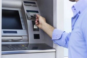 ΞΕΚΙΝΑΝΕ ΟΙ ΠΛΗΡΩΜΕΣ ΑΠΟ ΑΥΡΙΟ ΕΩΣ ΤΙΣ 31: ΠΟΤΕ ΜΠΑΙΝΟΥΝ ΤΑ ΛΕΦΤΑ ΣΤΟΥΣ ΛΟΓΑΡΙΑΣΜΟΥΣ – ΤΙ ΩΡΑ ΘΑ ΕΜΦΑΝΙΣΤΟΥΝ