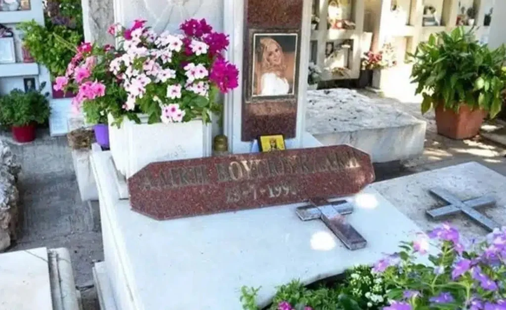 Σάλος σε όλο το διαδίκτυο: Έτσι είναι σήμερα ο τάφος της Αλίκης Βουγιουκλάκη