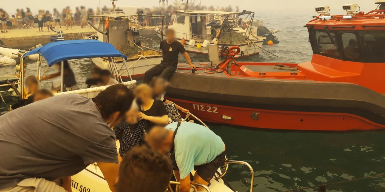 Με πλωτά μέσα η εκκένωση του Αγίου Βασίλειου, συγκλονιστικές εικόνες