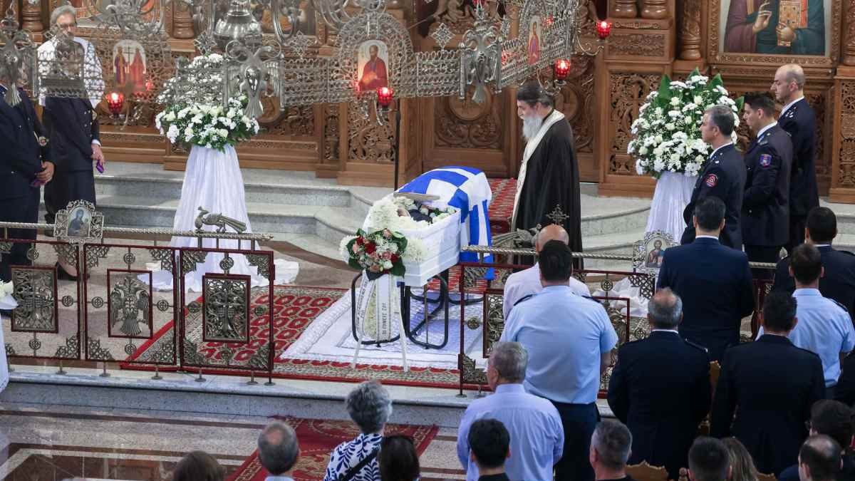 Αγρίνιο: Θρήνος στην κηδεία του 27χρονου πυροσβέστη Κωνσταντίνου Λαιμοδέτη