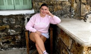 Δανάη Μπάρκα: Ο ξέφρενος χορός της με κοντό σορτσάκι σε beach bar