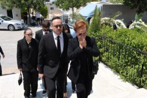 Βασίλης Λεβέντης: Σπαραγμός στην κηδεία του – Τραγική φιγούρα η σύζυγός του, Νατάσα Μεντεσίδου