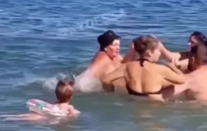 Το βίντεο που έχει σοκάρει όλο τον πλανήτη – Παράτησαν μωρό στη θάλασσα για να παίξουν σφαλιάρες