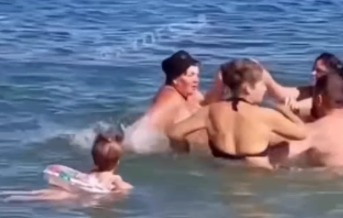 Το βίντεο που έχει σοκάρει όλο τον πλανήτη - Παράτησαν μωρό στη θάλασσα για να παίξουν σφαλιάρες