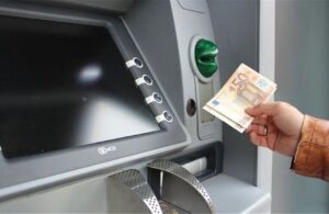 ΞΕΚΙΝΑΝΕ ΣΗΜΕΡΑ ΟΙ ΠΛΗΡΩΜΕΣ: ΠΟΙΟΙ ΘΑ ΔΟΥΝΕ ΛΕΦΤΑ ΣΤΟΥΣ ΛΟΓΑΡΙΑΣΜΟΥΣ ΤΟΥΣ ΚΑΙ ΤΙ ΩΡΑ
