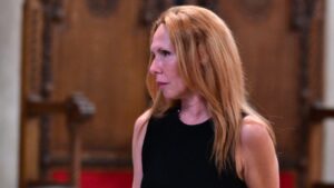 Κηδεία Μάρως Κοντού: Καταρρακωμένη η Εβελίνα Παπούλια – Σπάραξε στο κλάμα μέσα στην εκκλησία (Φωτογραφίες)