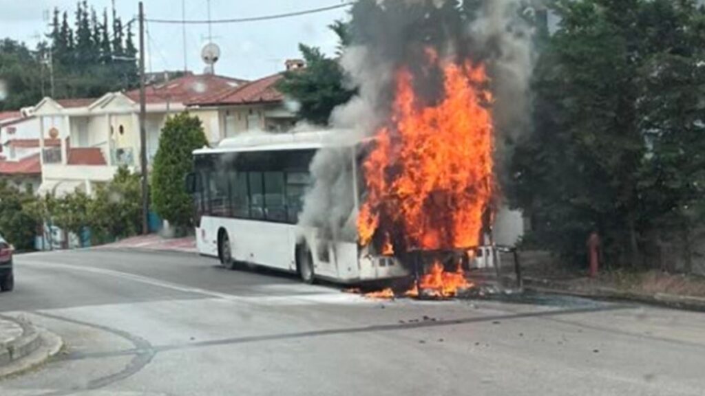 ΣΥΝΑΓΕΡΜΟΣ ΤΩΡΑ: ΦΩΤΙΑ ΣΕ ΑΣΤΙΚΟ ΛΕΩΦΟΡΕΙΟ ΓΕΜΑΤΟ ΜΕ ΕΠΙΒΑΤΕΣ